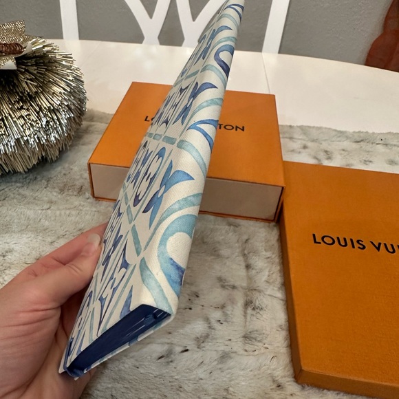 🍾SALE🍾 New Limited Edition Louis Vuitton By the Pool Jane Notebook MM blue - Picture 8 of 11